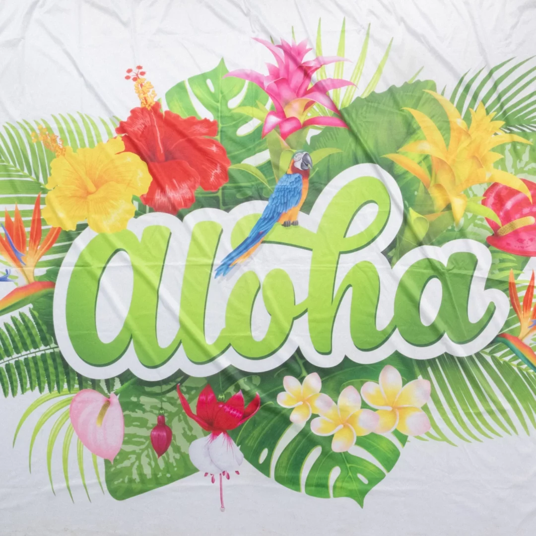 Horyzont Hawaje Aloha. Zapraszamy do raju z rent4events.pl – Twoja wypożyczalnia dekoracji i scenografii eventowej w Wrocławiu! Nasze tropikalne tło fotograficzne z kwiatami hibiskusa, plumerii i zielonymi liśćmi palm, ozdobione radosnym "Aloha" i towarzyszącymi papugami, wprowadzi na Twój event atmosferę hawajskiego luksusu. Z rent4events.pl zachowaj wspomnienia pełne kolorów i wakacyjnego nastroju - rent4events.pl wypożycz wrażenia, rent4wedding.pl zachowaj wspomnienia.