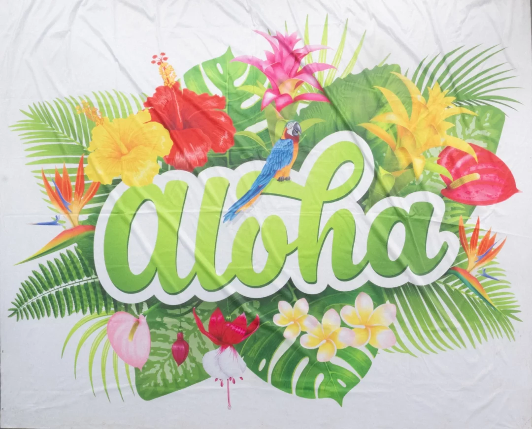 Horyzont Hawaje Aloha. Zapraszamy do raju z rent4events.pl – Twoja wypożyczalnia dekoracji i scenografii eventowej w Wrocławiu! Nasze tropikalne tło fotograficzne z kwiatami hibiskusa, plumerii i zielonymi liśćmi palm, ozdobione radosnym "Aloha" i towarzyszącymi papugami, wprowadzi na Twój event atmosferę hawajskiego luksusu. Z rent4events.pl zachowaj wspomnienia pełne kolorów i wakacyjnego nastroju - rent4events.pl wypożycz wrażenia, rent4wedding.pl zachowaj wspomnienia.