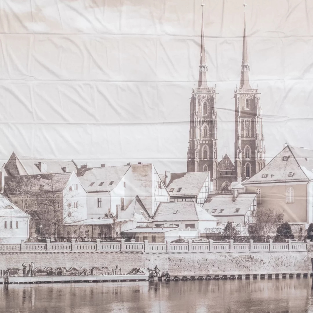 Tło fotograficzne Horyzont Wrocław Ostrów Tumski. Zdjęcie w sepii z panoramą Ostrowa Tumskiego we Wrocławiu, z gotycką Katedrą św. Jana Chrzciciela, to doskonała ilustracja dziedzictwa miasta, które RENT4EVENTS może wykorzystać, tworząc unikalne wydarzenia. Zdjęcie to uosabia piękno i bogatą historię Wrocławia - rent4events.pl wypożycz wrażenia, rent4wedding.pl zachowaj wspomnienia.