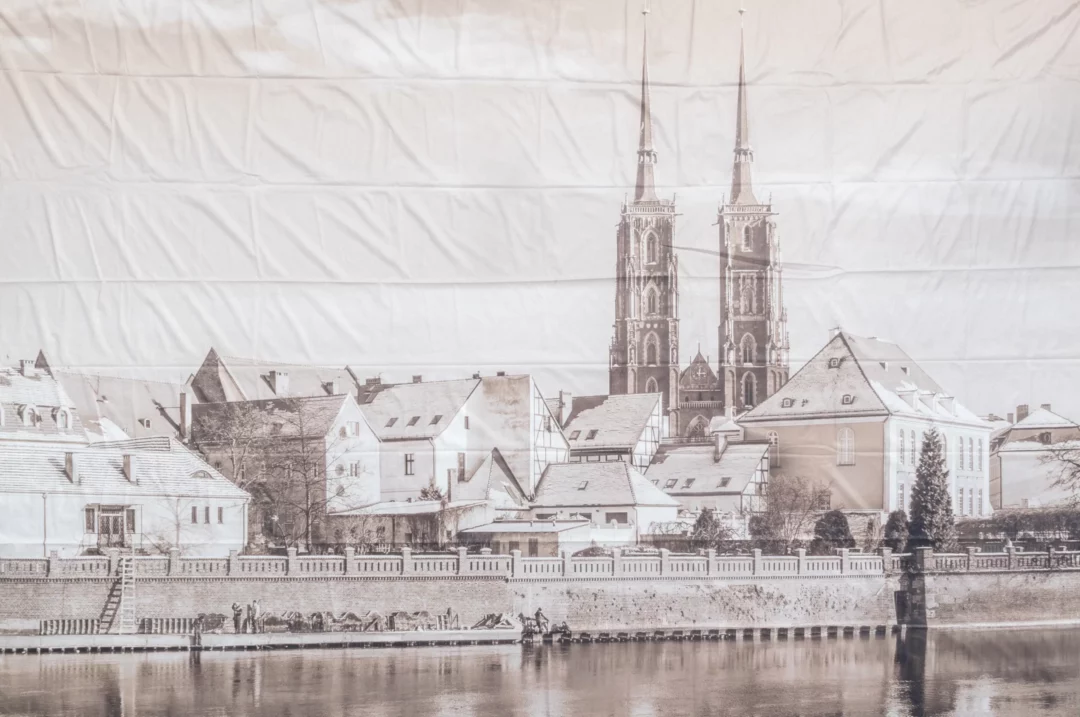 Tło fotograficzne Horyzont Wrocław Ostrów Tumski. Zdjęcie w sepii z panoramą Ostrowa Tumskiego we Wrocławiu, z gotycką Katedrą św. Jana Chrzciciela, to doskonała ilustracja dziedzictwa miasta, które RENT4EVENTS może wykorzystać, tworząc unikalne wydarzenia. Zdjęcie to uosabia piękno i bogatą historię Wrocławia - rent4events.pl wypożycz wrażenia, rent4wedding.pl zachowaj wspomnienia.