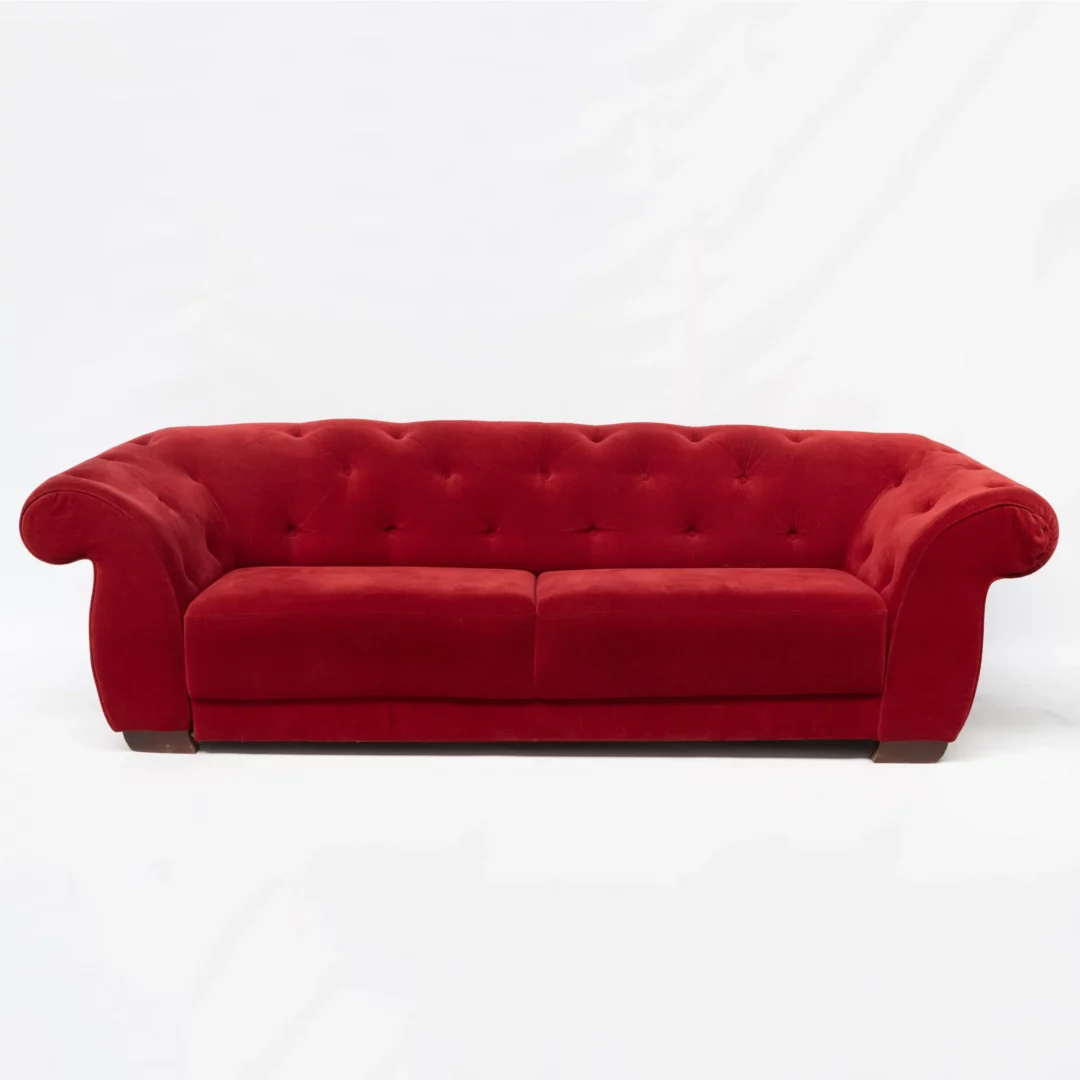 Sofa Chesterfield Czerwona. Elegancka sofa Chesterfield w czerwonym kolorze, obita miłą w dotyku, aksamitna tkaniną, idealna do wynajmu na różne eventy we Wrocławiu. Charakterystyczne pikowanie z guzikami oraz dwie oddzielne, miękkie poduszki na siedzisku dodają klasy i luksusu. Zaokrąglone podłokietniki w stylu Chesterfield podkreślają elegancki design. Idealna jako element scenografii na ślub, wesele lub dowolne wydarzenie. Dostępna w wypożyczalni dekoracji RENT4EVENTS. Ta sofa łączy w sobie klasyczny design z eleganckim wykończeniem, tworząc perfekcyjne miejsce do siedzenia na każdym evencie - rent4events.pl wypożycz wrażenia, rent4wedding.pl zachowaj wspomnienia.