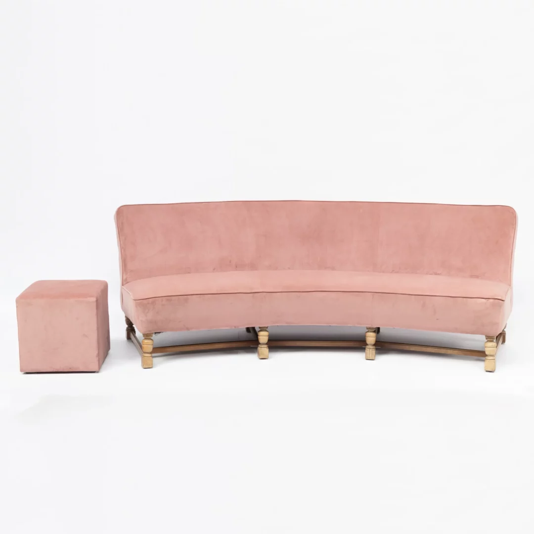 Półokrągła Sofa Różowa i Pufa Kubik Pudrowy Róż. Elegancka półokrągła sofa w pudrowo-różowym kolorze z dopasowanym kwadratowym podnóżkiem/pufą. Oba meble obite przyjemnym w dotyku welurem. Idealna do wynajmu na różne eventy we Wrocławiu. Aksamitna tapicerka i drewniane nogi dodają klasy i naturalnego uroku. Stylowy design sprawia, że sofa doskonale nadaje się jako element scenografii czy do strefy chillout na wesele lub dowolne wydarzenie. Dostępna w wypożyczalni dekoracji RENT4EVENTS, pod markami rent4events.pl oraz rent4weddings.pl. Ta sofa łączy w sobie elegancję i komfort, tworząc perfekcyjne miejsce do siedzenia na każdym evencie - rent4events.pl wypożycz wrażenia, rent4wedding.pl zachowaj wspomnienia.