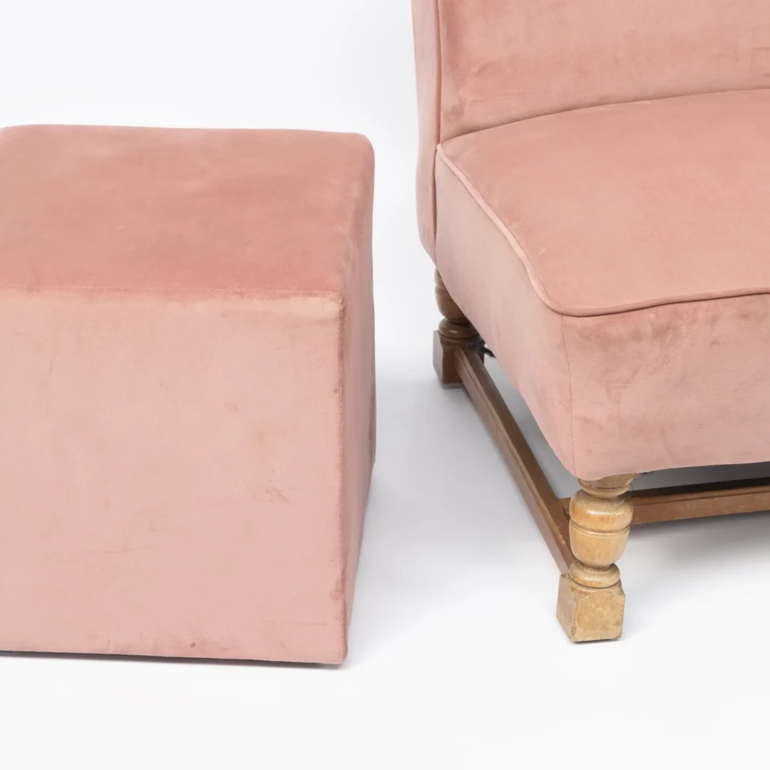 Półokrągła Sofa Różowa i Pufa Kubik Pudrowy Róż - detal. Elegancka półokrągła sofa w różowym kolorze z dopasowaną Pufą Kubik, oba meble obite pudrowo-różowym welurem. Idealna do wynajmu na różne eventy we Wrocławiu. Gładka tapicerka i drewniane nogi dodają klasy i naturalnego uroku. Stylowy design sprawia, że sofa doskonale nadaje się jako element scenografii na ślub, wesele lub dowolne wydarzenie. Podnóżek kubik w tym samym odcieniu różu uzupełnia sofę, oferując dodatkowy komfort. Dostępny w wypożyczalni dekoracji RENT4EVENTS, ten zestaw łączy w sobie elegancję i komfort, tworząc perfekcyjne miejsce do siedzenia na każdym evencie - rent4events.pl wypożycz wrażenia, rent4wedding.pl zachowaj wspomnienia.