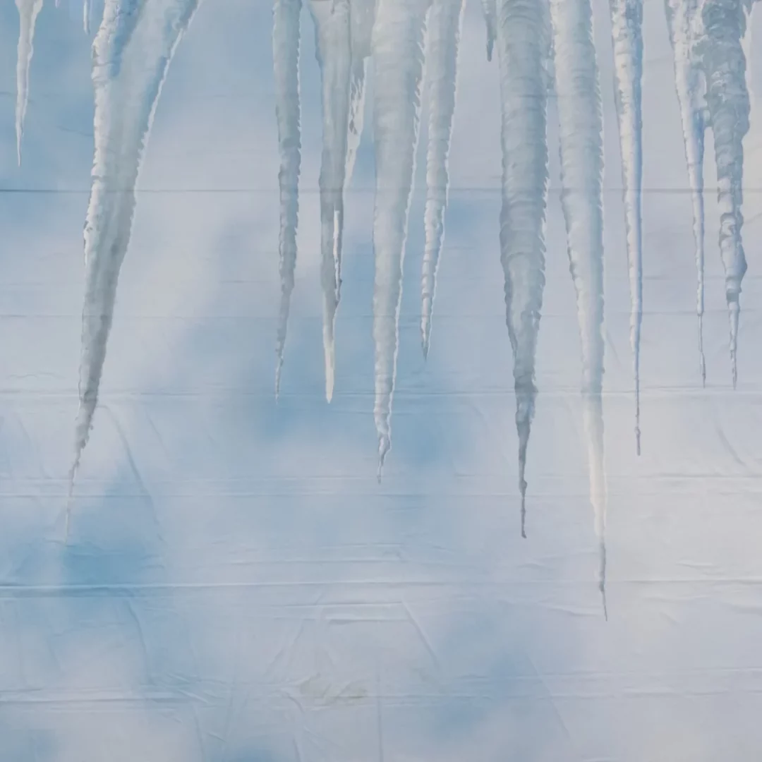 Horyzont Kraina Lodu Sople. Horyzont Kraina Lodu. Niebieskie, podłużne tło fotograficzne przedstawiajace zwisające od góry białe sople lodu na niebieskim tle z gradientowym przejściem od ciemnego (z lewej strony) do jasnego niebieskiego. Idealne na Winter Party, imprezy w temacie Frozen i inne zimowe eventy we Wrocławiu i okolicach. Wypożyczalnia dekoracji Rent4Events oferuje kompleksowy asortyment tła i scenografii na każdą okazję - rent4events.pl wypożycz wrażenia, rent4wedding.pl zachowaj wspomnienia.