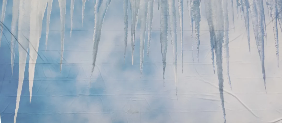 Horyzont Kraina Lodu Sople. Horyzont Kraina Lodu. Niebieskie, podłużne tło fotograficzne przedstawiajace zwisające od góry białe sople lodu na niebieskim tle z gradientowym przejściem od ciemnego (z lewej strony) do jasnego niebieskiego. Idealne na Winter Party, imprezy w temacie Frozen i inne zimowe eventy we Wrocławiu i okolicach. Wypożyczalnia dekoracji Rent4Events oferuje kompleksowy asortyment tła i scenografii na każdą okazję - rent4events.pl wypożycz wrażenia, rent4wedding.pl zachowaj wspomnienia.