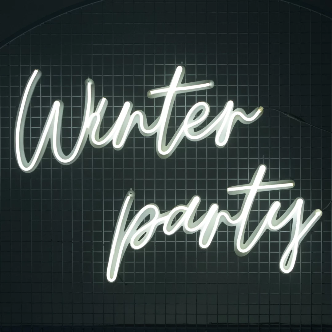 Neon Winter Party. Ledonowy napis "Winter party" o zimnej, białej barwie światła na ciemnym tle z kratownicą stanowiącą stelaż dla neonu. Idealna dekoracja na zimowy event czy zimowe wesele. Stylowa scenografia, która sprawdzi się podczas każdej imprezy w Wrocławiu i okolicach. Oferujemy wynajem takich dekoracji na rent4events.pl oraz rent4weddings.pl – wypożycz wrażenia, zachowaj wspomnienia.