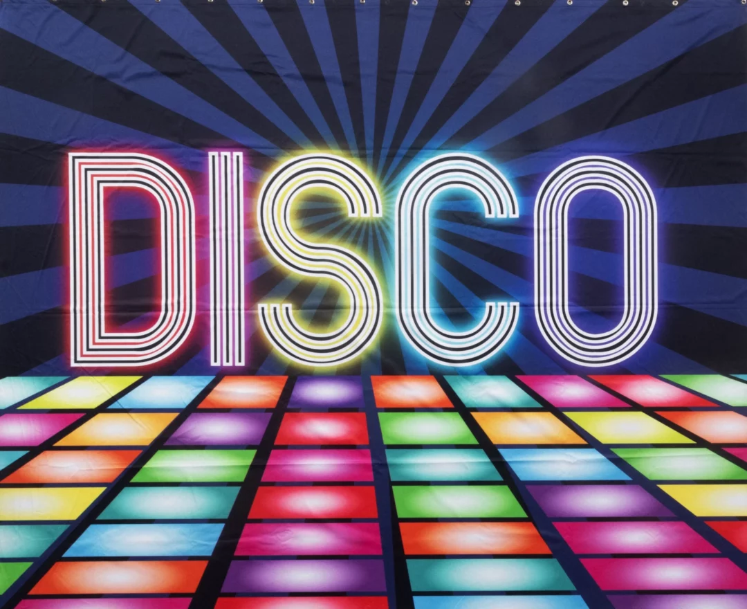 Horyzont Disco Napis. Fotograficzne tło z neonowym napisem "DISCO" na ciemnym tle, otoczone promieniami światła oraz jaskrawo świecącą podłogą w dyskotekowym stylu. To dynamiczne tło idealnie nadaje się do sesji fotograficznych na eventy, wesela i śluby. Dzięki żywym kolorom i efektownym wzorom, tło może stanowić świetną scenografię na różnorodne wydarzenia organizowane we Wrocławiu i okolicach przez wypożyczalnię dekoracji Rent4Events. Świetnie sprawdzi się podczas muzycznych imprez, nadając im energetyczny klimat - ent4events.pl wypożycz wrażenia, rent4wedding.pl zachowaj wspomnienia.