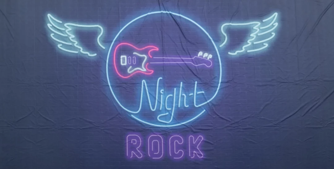 Horyzont Muzyka Night Rock. Fotograficzne tło w stylu rockowym, przedstawiające neon w kształcie gitary elektrycznej otoczonej skrzydłami w okręgu oraz napisu "Night Rock". Tło w odcieniach granatu i fioletu, z jaskrawymi neonami w niebieskim, różowym i fioletowym kolorze, idealnie nadaje się na eventy i wesela w klimacie rockowym. To dynamiczne tło pasuje do imprez nocnych i koncertów, organizowanych przez wypożyczalnię dekoracji Rent4Events we Wrocławiu - rent4events.pl wypożycz wrażenia, rent4wedding.pl zachowaj wspomnienia.