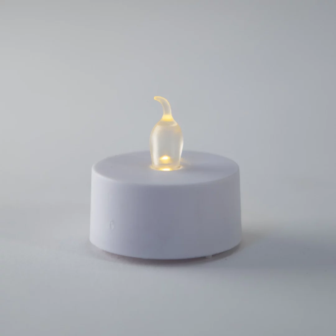 świeczka tealight led, zapalona. świeczka tealight led, biała, emitująca ciepłe, żółte światło, idealna na wszelkiego rodzaju eventy, dostępna w wypożyczalni dekoracji rent4events.pl oraz rent4weddings.pl. minimalistyczna świeczka z realistycznym płomykiem led zapewnia bezpieczeństwo oraz tworzy przytulną, romantyczną atmosferę. doskonały dodatek do dekoracji stołów, lampionów i świeczników na wydarzeniach we wrocławiu i okolicach, podkreślający nastrojowy klimat bez ryzyka otwartego ognia - rent4events.pl – wypożycz wrażenia, rent4weddings.pl – zachowaj wspomnienia.