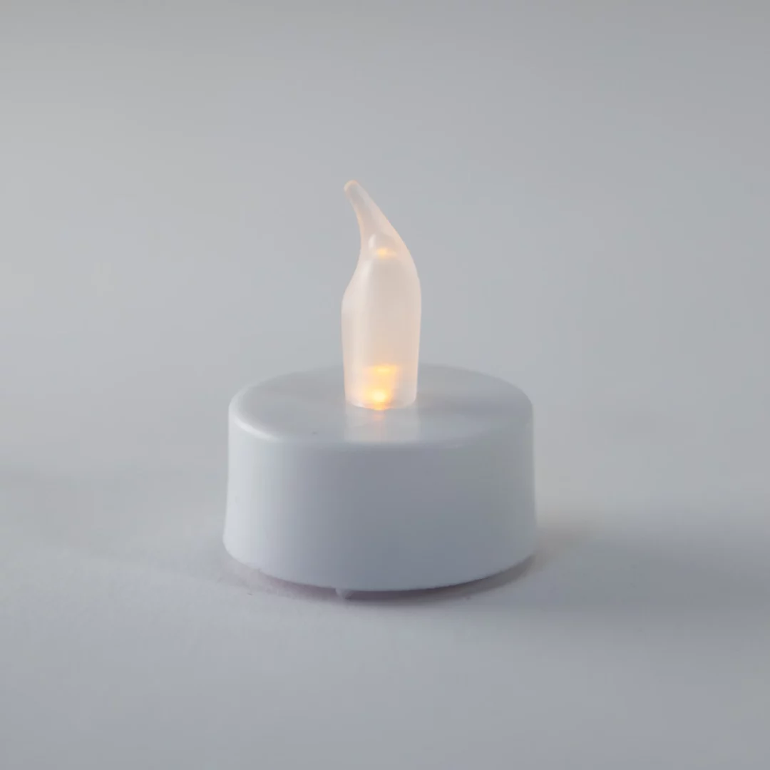 świeczka tealight led, zapalona. biała świeczka tealight led emitująca subtelne, ciepłe światło, idealna na wszelkiego rodzaju eventy, dostępna w wypożyczalni dekoracji rent4events.pl oraz rent4weddings.pl. dzięki realistycznemu, przezroczystemu płomykowi, świeczka led wprowadza przytulny nastrój bez ryzyka otwartego ognia. stanowi doskonały dodatek do romantycznych dekoracji stołów, lampionów i świeczników, tworząc nastrojowy klimat na wydarzeniach we wrocławiu i nie tylko - rent4events.pl – wypożycz wrażenia, rent4weddings.pl – zachowaj wspomnienia.