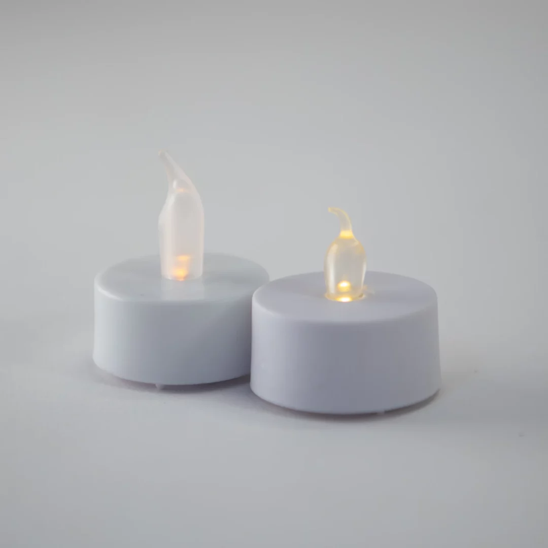 dwie białe świeczki tealight led, emitujące ciepłe, żółte światło, idealne na na wszelkiego rodzaju eventy, dostępna w wypożyczalni dekoracji rent4events.pl oraz rent4weddings.pl. świeczki led z realistycznym, przezroczystym płomykiem tworzą przytulny nastrój bez ryzyka otwartego ognia. minimalistyczny design sprawia, że świetnie komponują się z różnorodnymi dekoracjami, dodając romantyczny klimat na wyjątkowych wydarzeniach we wrocławiu i okolicah - rent4events.pl – wypożycz wrażenia, rent4weddings.pl – zachowaj wspomnienia.