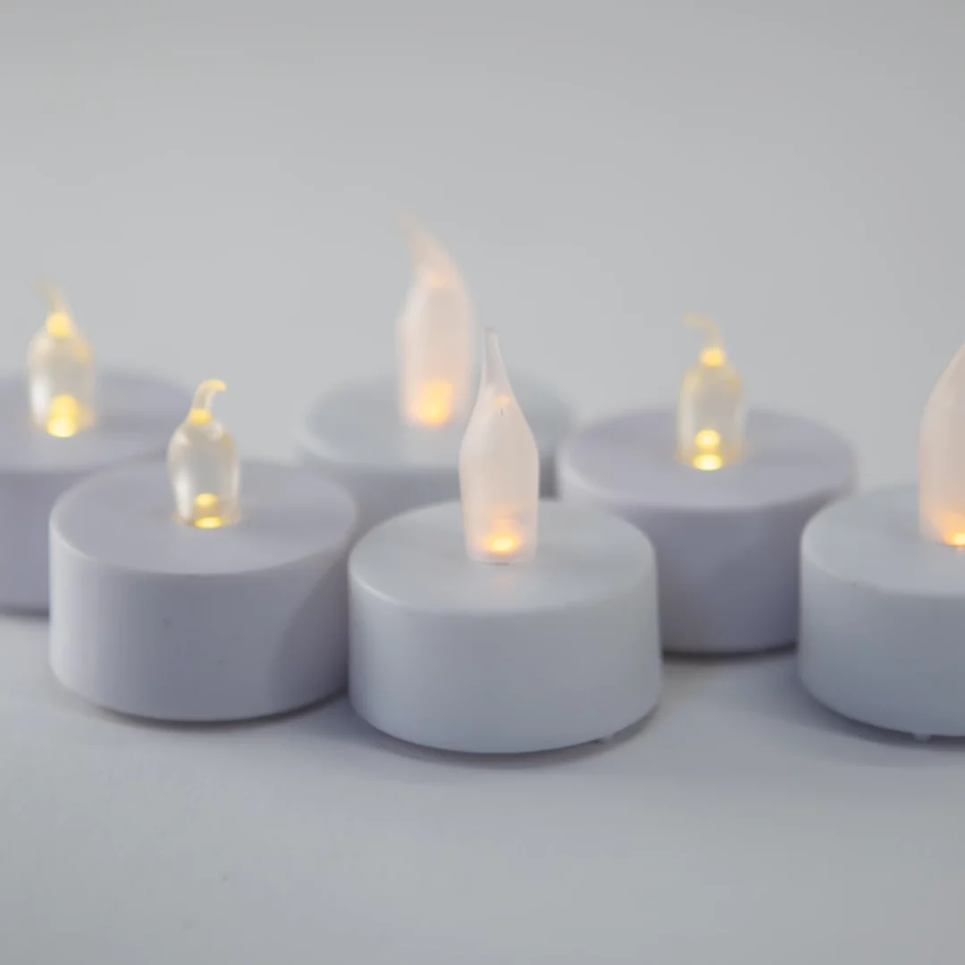 grupa pięciu białych świeczek tealight led emitujących ciepłe, żółte światło, idealnych na ślub, wesele i inne, wszelkiego rodzaju eventy. każda świeczka led ma minimalistyczny design z przezroczystym płomykiem, który imituje naturalny ogień. tealighty tworzą romantyczny i przytulny nastrój, dodając elegancji i bezpieczeństwa aranżacjom na wyjątkowe okazje we wrocławiu i okolicach - rent4events.pl – wypożycz wrażenia, rent4weddings.pl – zachowaj wspomnienia.