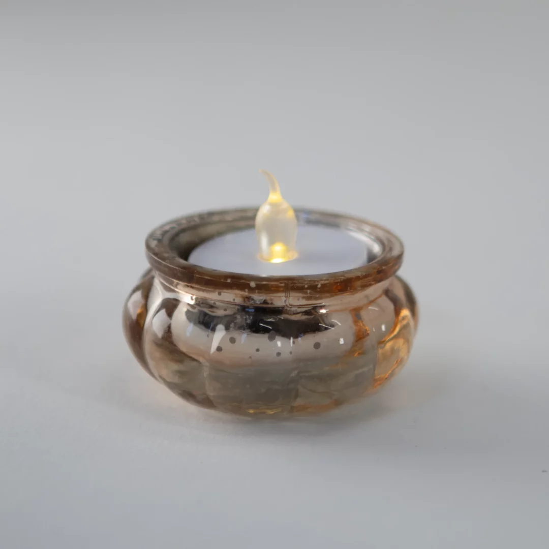 świeczka tealight led umieszczona w szklanym świeczniku o bursztynowym odcieniu, idealna na wesele w stylu glamour i wszelkiego rodzaju eleganckie eventy - od romantycznych kolacji we dwoje, po gale i bankiety. ciepłe światło led doskonale współgra z bursztynowym kolorem szkła, tworząc przytulną i romantyczną atmosferę. zaokrąglony kształt świecznika i jego subtelne refleksy sprawiają, że jest to elegancki dodatek na wyjątkowe wydarzenia we wrocławiu. rent4events.pl – wypożycz wrażenia, rent4weddings.pl – zachowaj wspomnienia.